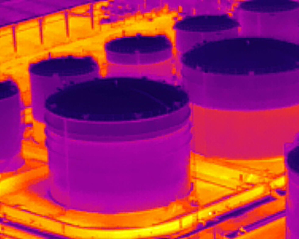 DJI大疆 禪思 H20 系列無人機(jī)云臺相機(jī),熱成像相機(jī) 變焦相機(jī) 廣角相機(jī) 激光測距儀四合一解決方案,禪思 H20 系列無人機(jī)云臺相機(jī)是大疆首個混合傳感器解決方案，集多類傳感器于一身，實現(xiàn)真正的效率革命。變焦相機(jī)、廣角相機(jī)、熱成像相機(jī)、激光測距儀四傳感器系統(tǒng)同心協(xié)力，輔以先進(jìn)的智能算法，為行業(yè)級無人機(jī)帶來前所未有的傳感與成像能力。
