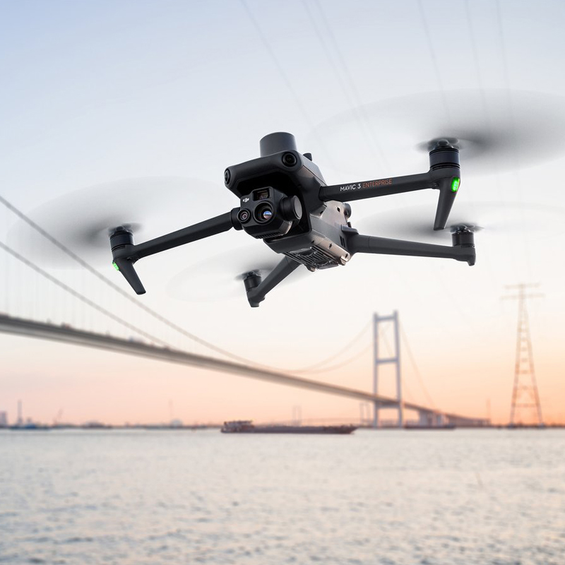 DJI大疆御Mavic 3E/3T行業(yè)無人機,御Mavic 3E無人機,Mavic3 行業(yè)系列是兩款小型行業(yè)無人機，具有小巧便攜和強大性能的特點。
其中，Mavic3E主要針對測繪和泛測繪領域，配備了 4/3 英寸廣角相機和機械快門，結合RTK 模塊可以實現(xiàn)高精度測繪作業(yè)。
Mavic3T則主要針對消防、巡邏和搜救等場景，配備了廣角長焦和熱紅外相機。