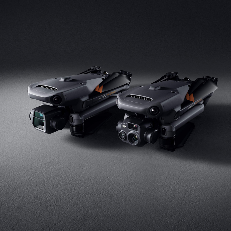 DJI大疆御Mavic 3E/3T行業(yè)無人機,御Mavic 3E無人機,Mavic3 行業(yè)系列是兩款小型行業(yè)無人機，具有小巧便攜和強大性能的特點。
其中，Mavic3E主要針對測繪和泛測繪領域，配備了 4/3 英寸廣角相機和機械快門，結合RTK 模塊可以實現(xiàn)高精度測繪作業(yè)。
Mavic3T則主要針對消防、巡邏和搜救等場景，配備了廣角長焦和熱紅外相機。