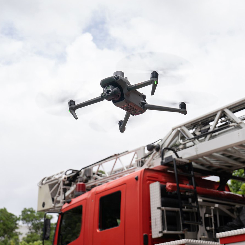 DJI大疆御Mavic 3E/3T行業(yè)無人機,御Mavic 3E無人機,Mavic3 行業(yè)系列是兩款小型行業(yè)無人機，具有小巧便攜和強大性能的特點。
其中，Mavic3E主要針對測繪和泛測繪領域，配備了 4/3 英寸廣角相機和機械快門，結合RTK 模塊可以實現(xiàn)高精度測繪作業(yè)。
Mavic3T則主要針對消防、巡邏和搜救等場景，配備了廣角長焦和熱紅外相機。