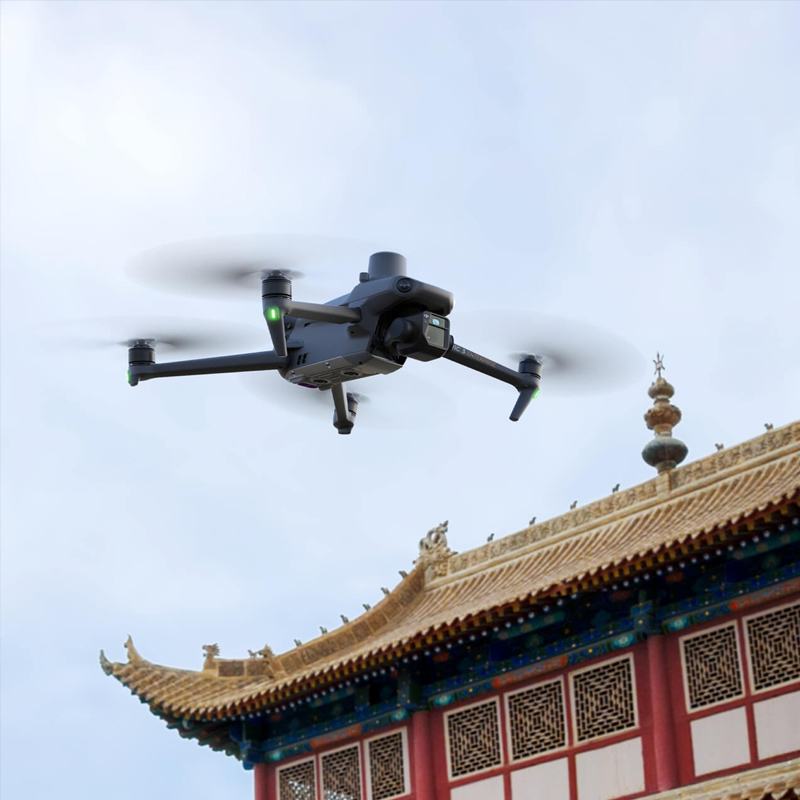 DJI大疆御Mavic 3E/3T行業(yè)無人機,御Mavic 3E無人機,Mavic3 行業(yè)系列是兩款小型行業(yè)無人機，具有小巧便攜和強大性能的特點。
其中，Mavic3E主要針對測繪和泛測繪領域，配備了 4/3 英寸廣角相機和機械快門，結合RTK 模塊可以實現(xiàn)高精度測繪作業(yè)。
Mavic3T則主要針對消防、巡邏和搜救等場景，配備了廣角長焦和熱紅外相機。