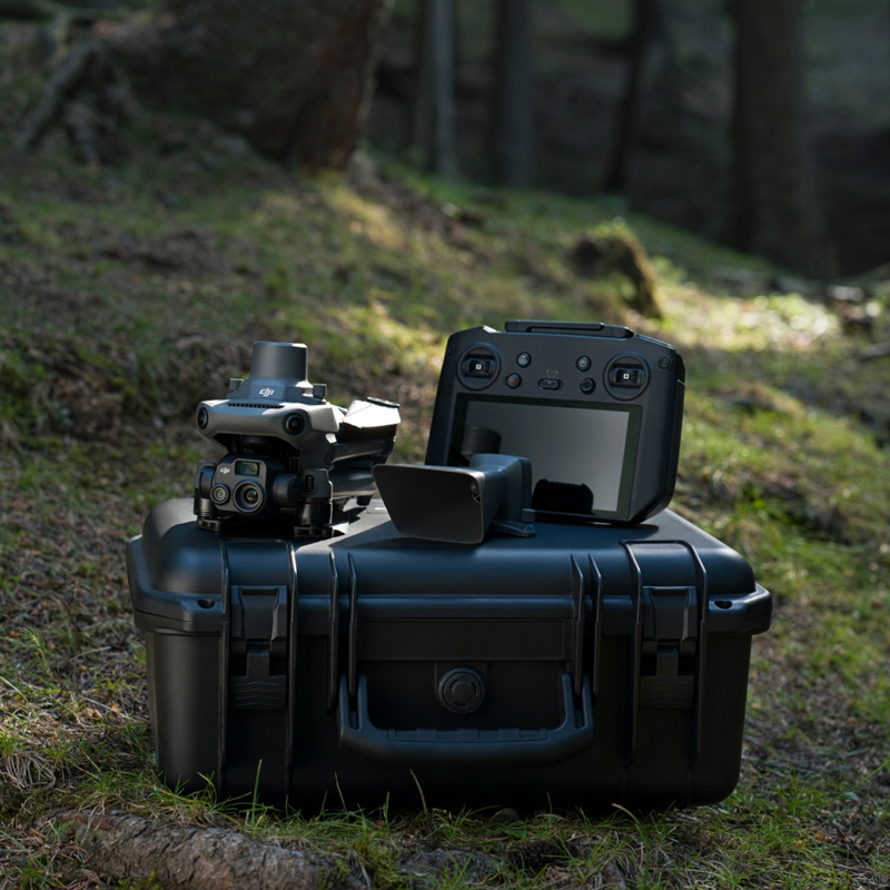 DJI大疆御Mavic 3E/3T行業(yè)無人機,御Mavic 3E無人機,Mavic3 行業(yè)系列是兩款小型行業(yè)無人機，具有小巧便攜和強大性能的特點。
其中，Mavic3E主要針對測繪和泛測繪領域，配備了 4/3 英寸廣角相機和機械快門，結合RTK 模塊可以實現(xiàn)高精度測繪作業(yè)。
Mavic3T則主要針對消防、巡邏和搜救等場景，配備了廣角長焦和熱紅外相機。