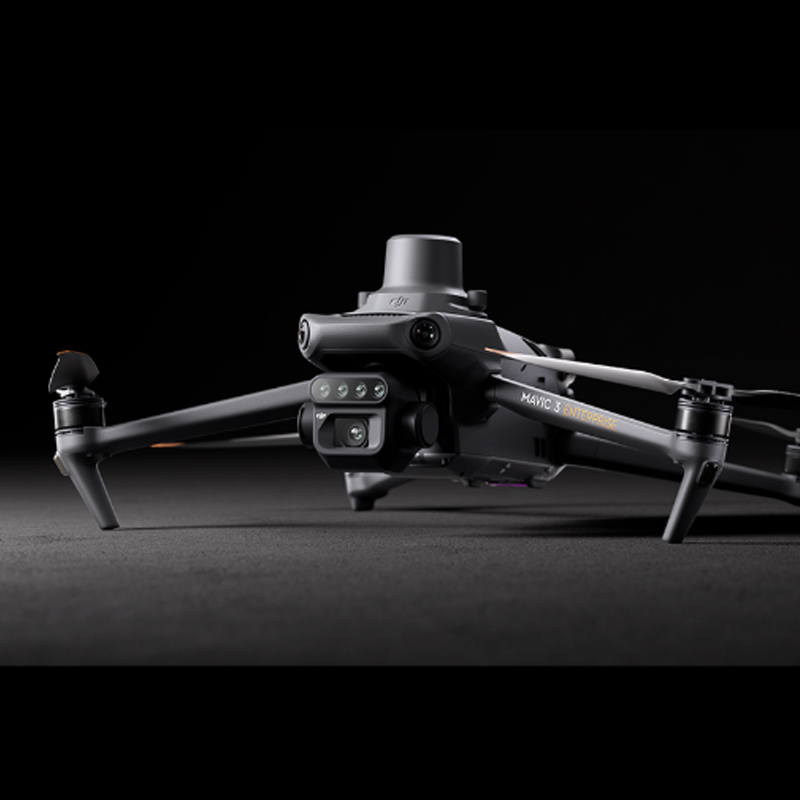DJI大疆御Mavic 3多光譜版,大疆御Mavic 3多光譜版,大疆御Mavic 3多光譜版無人機(jī)融合可見光相機(jī)與多光譜相機(jī)于一體，作物生長狀態(tài)盡收眼底，實現(xiàn)農(nóng)業(yè)生產(chǎn)精準(zhǔn)管理。全新升級的影像系統(tǒng)，集成了 1 個 2000 萬像素可見光相機(jī)及 4 個 500 萬像素的多光譜相機(jī)（綠光，紅光，紅邊和近紅外）。可實現(xiàn)高精度航測、作物生長監(jiān)測、自然資源調(diào)查等
應(yīng)用。機(jī)身集成多光譜光強(qiáng)傳感器可采集太陽輻照度并記錄于影像文件中，可在二維重建過程對影像數(shù)據(jù)進(jìn)行光照補(bǔ)償，獲得更準(zhǔn)確的 NDVI 結(jié)果，提高不同時段采集到的數(shù)據(jù)的準(zhǔn)確度與
一致性。
