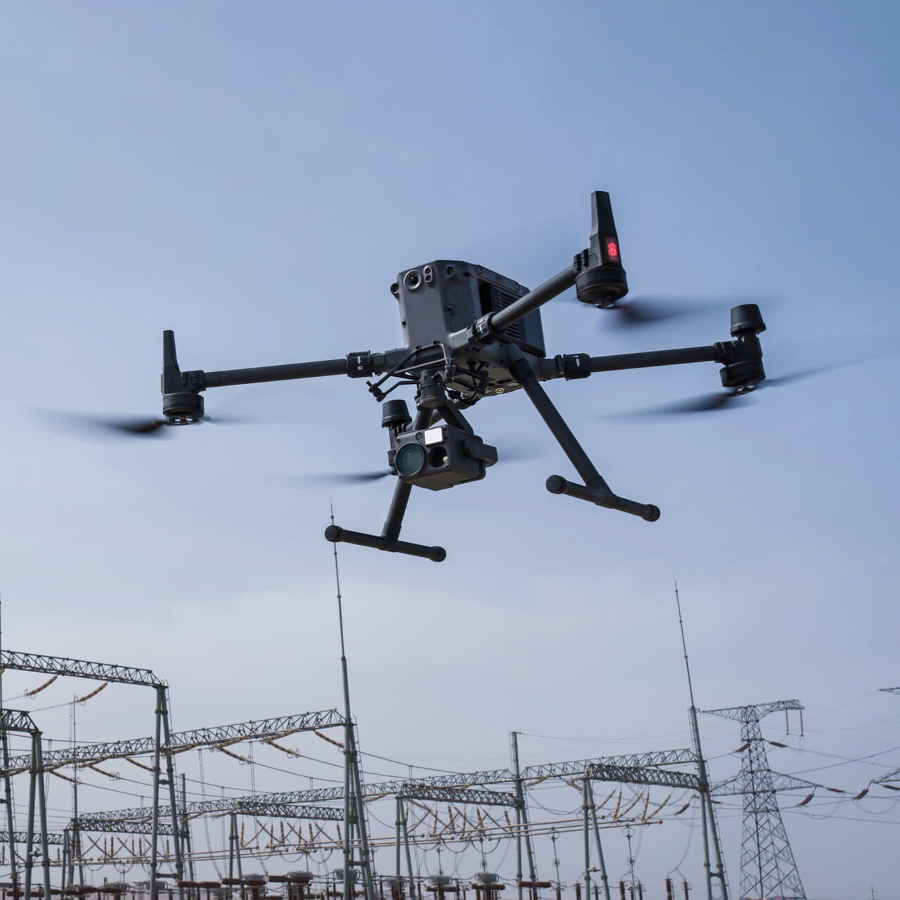 Matrice 350 RTK無人機(jī),Matrice 350 RTK,旗艦新升級(jí)，行業(yè)新高度。全新圖傳系統(tǒng)和操控體驗(yàn)，更高效的電池系統(tǒng)，更全面的安全保障，以及強(qiáng)大的負(fù)載和拓展能力，讓新一代飛行平臺(tái) Matrice 350 RTK 滿載實(shí)力，為空中作業(yè)注入革新力量。